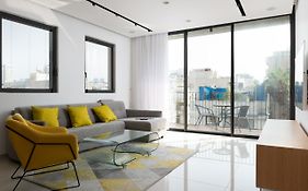Luxury 2Bdrm Balcony & Parking Close To The Beach